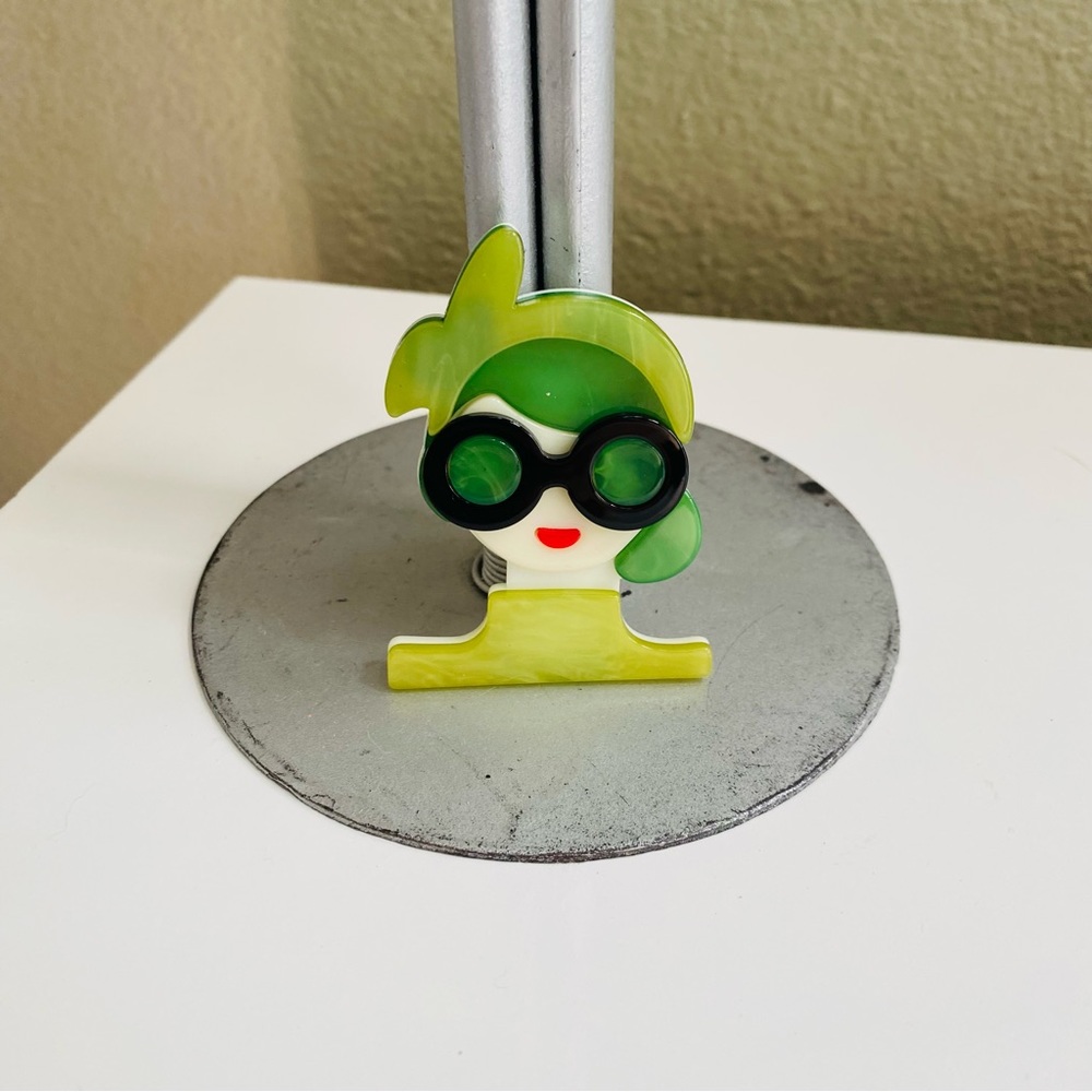 Retro Acrylic Lady Brooch Pin Green NWT